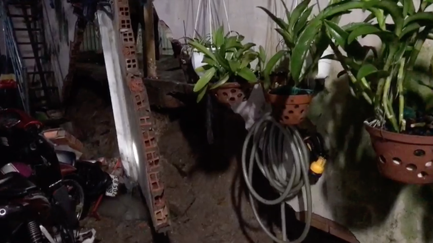 Tường bất ngờ đổ sập, nhà dân tan hoang