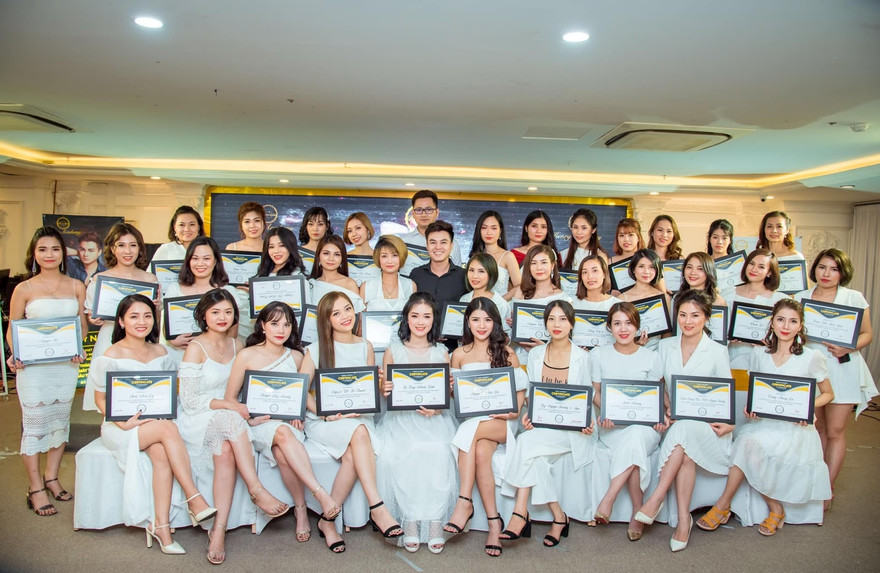 Lễ trao bằng tốt nghiệp tại Học viện Henry Academy.