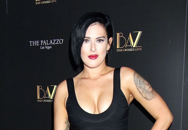 Con gái Demi Moore khoe vòng 1 nẩy lửa với váy ôm sát