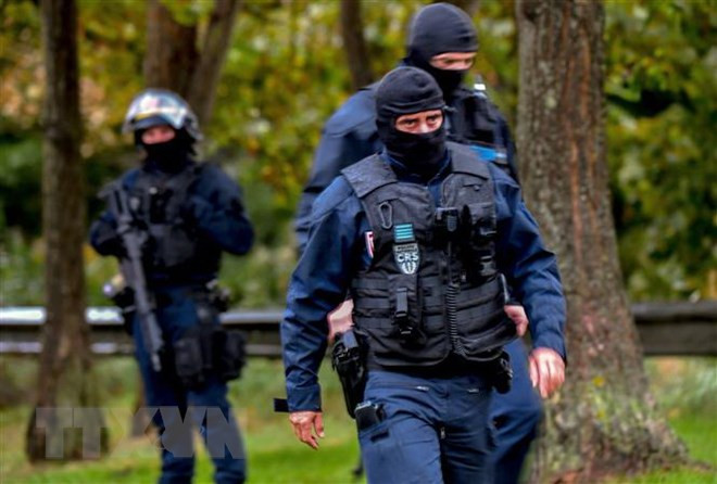 Pháp bắt giữ 6 đối tượng lên kế hoạch tấn công Tổng thống Macron