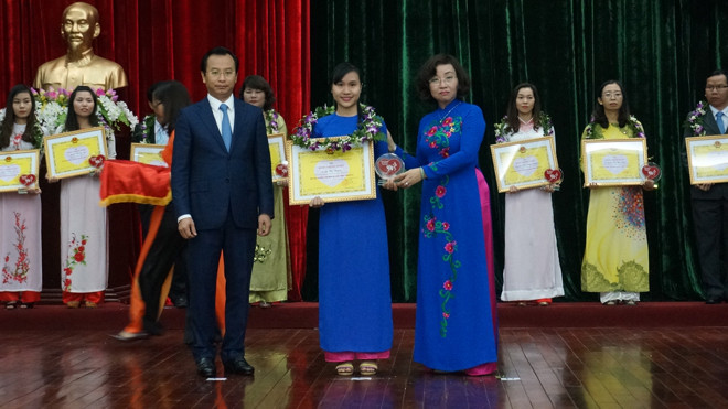 20 cá nhân tiêu biểu được trao giải thưởng “Tỏa sáng Blouse trắng”. Ảnh: T.T.