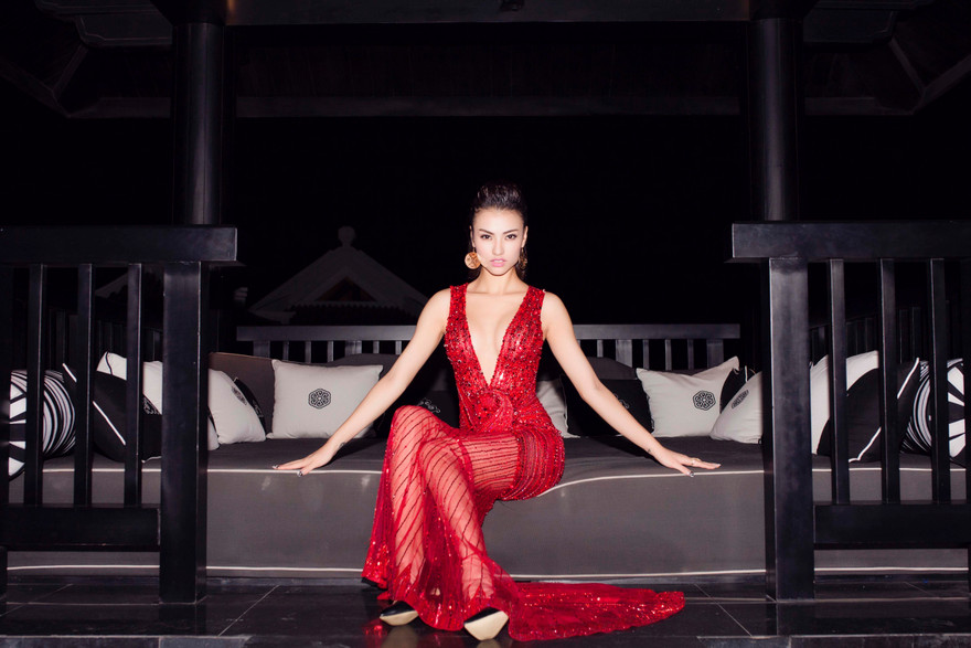 Hồng Quế quyến rũ với váy dạ hội đỏ rực.
