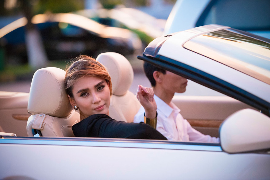 Hoàng Yến được trai lạ đưa đón bằng siêu xe mui trần.