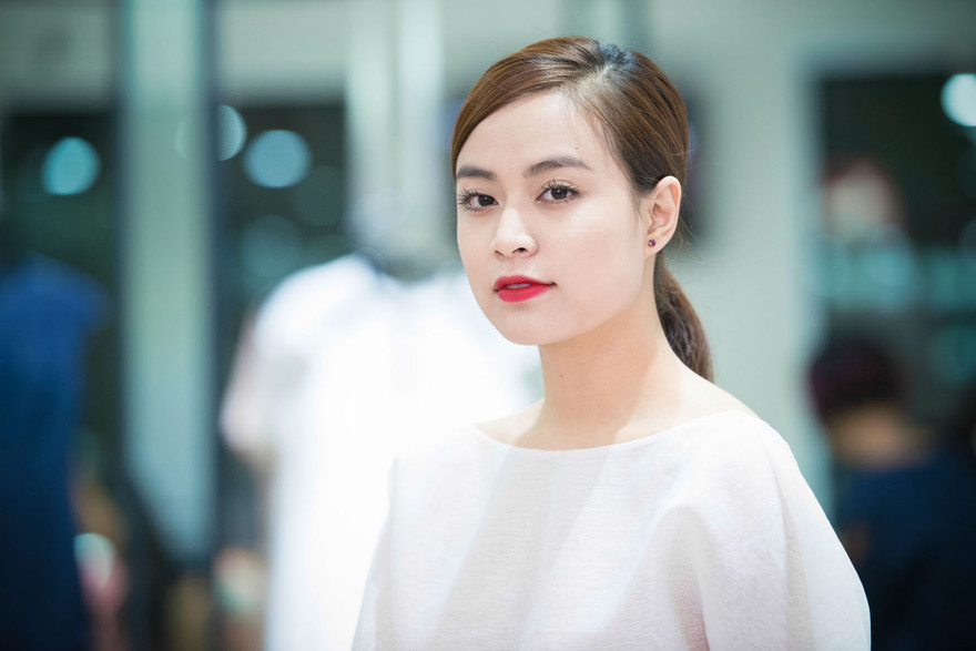 Hoàng Thùy Linh xinh đẹp, dịu dàng với váy trắng.