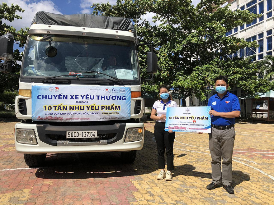 Đại diện Trung tâm công tác xã hội thanh thiếu niên VN trao nhu yếu phẩm thiết yếu cho Tỉnh Đoàn Phú Yên - Ảnh: Huyền Oanh 