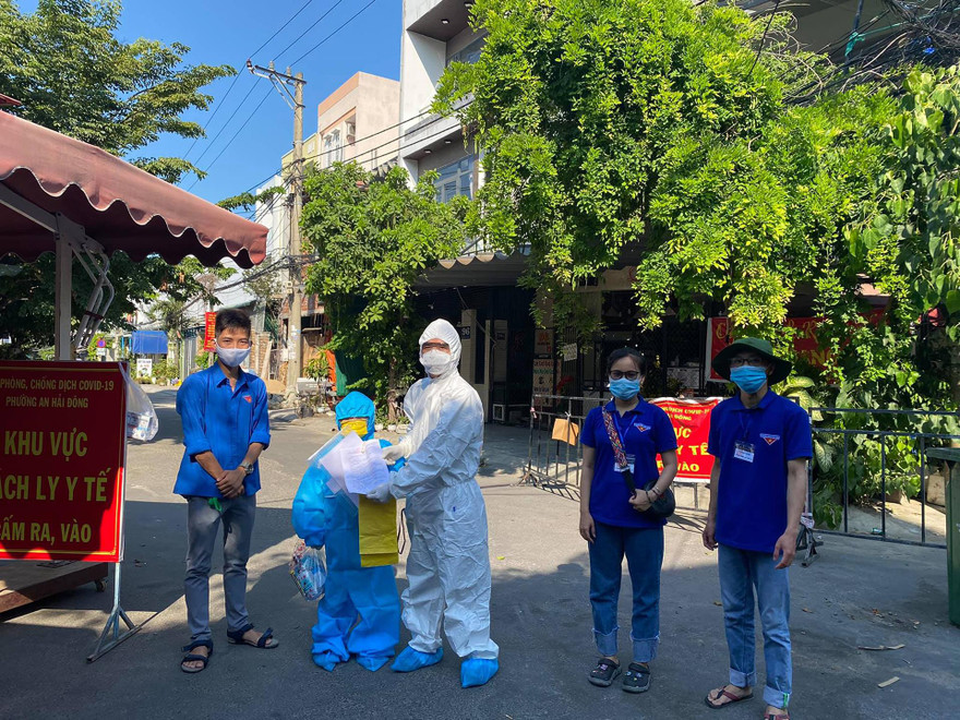 Bí thư chi Đoàn Trần Thị Phương Ánh (thứ 2 từ phải qua) và các bạn ĐVTN đón bé K.N lúc vừa xuống xe cứu thương để về nhà