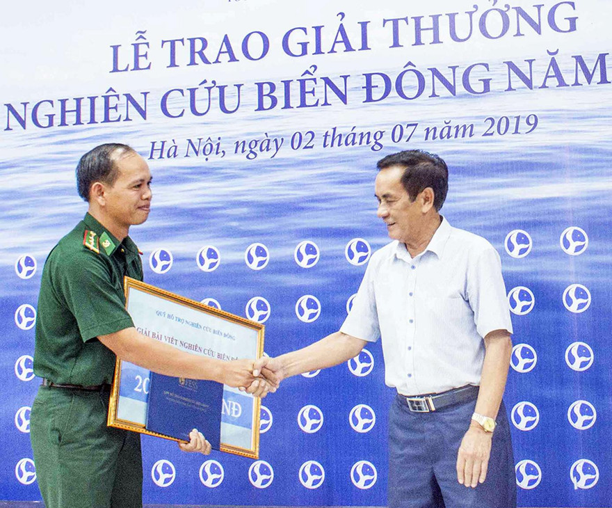 Ông Lê Công Phụng, nguyên Đại sứ đặc mệnh toàn quyền Việt Nam tại Mỹ, Trưởng Ban biên giới Chính phủ trao giải thưởng xuất sắc Nghiên cứu Biển Đông cho Trung tá, nhà báo Lê Văn Chương