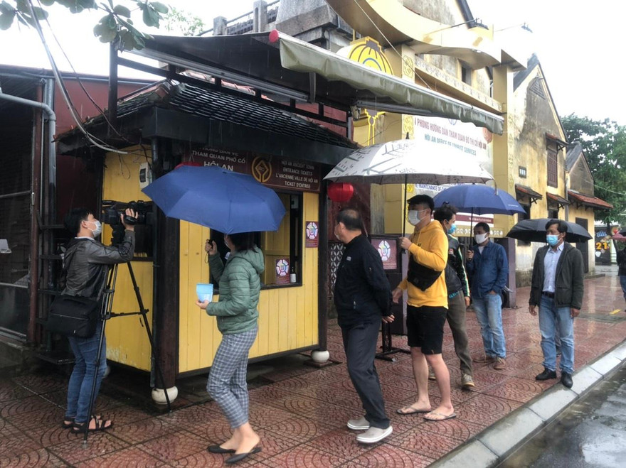 Phố cổ Hội An ngày đầu mở cửa đón du khách - Ảnh: Q.Hải