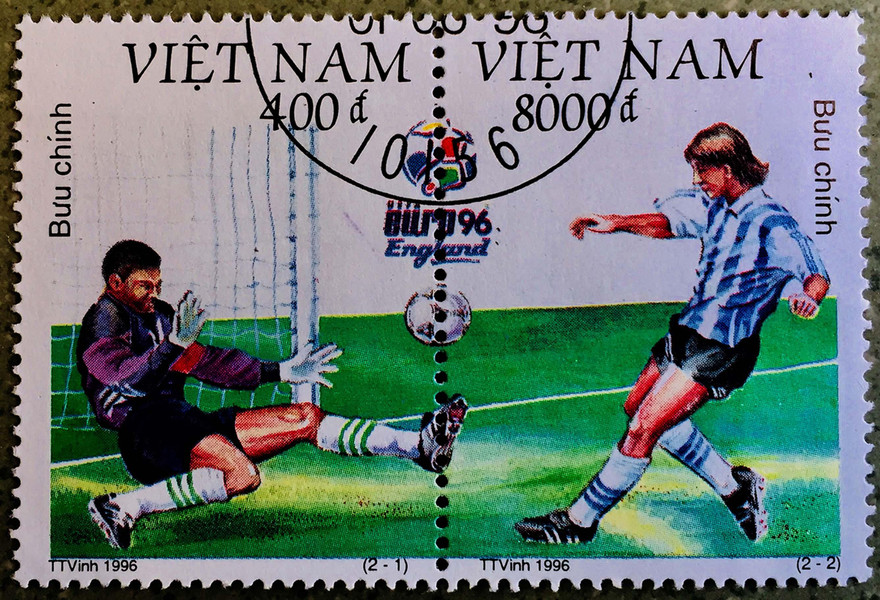 Hai mẫu tem EURO’96 của họa sĩ Trần Thế vinh được khéo léo ghép thành 1 mẫu tem lớn độc đáo 