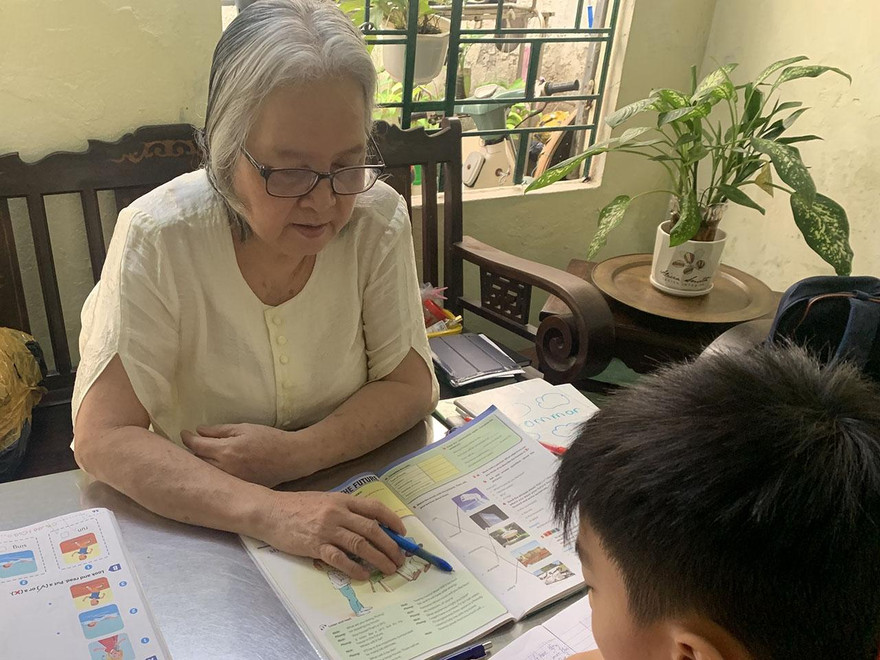 Bà giáo Hương ngày ngày miệt mài bên trò nghèo - ảnh Đức Thảo 