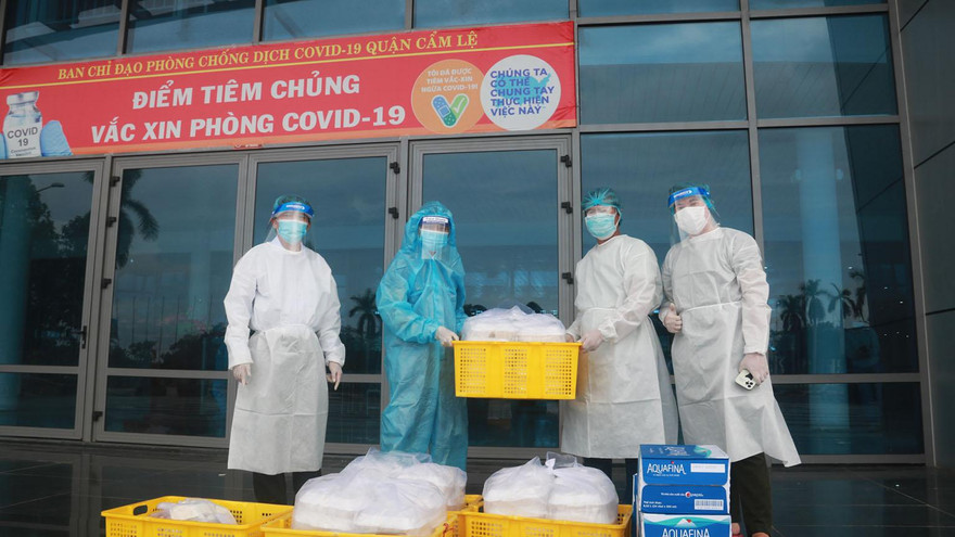 Đại diện Cảng HKQT Đà Nẵng bàn giao các suất cơm mỗi ngày tại các điểm tiêm vắc xin trên địa bàn thành phố - ảnh N.T