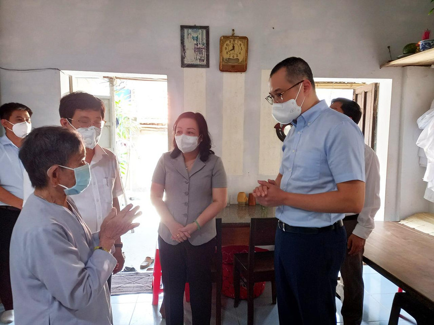 Lãnh đạo Tỉnh ủy Phú Yên và Thành ủy Tuy Hòa thăm và động viên cụ bà Đoàn Thị Lan, mẹ của nữ hộ sinh Nguyễn Thị Sim vì nhiệm vụ chống dịch đã không thể về dự tang cha - ảnh Văn Tài 