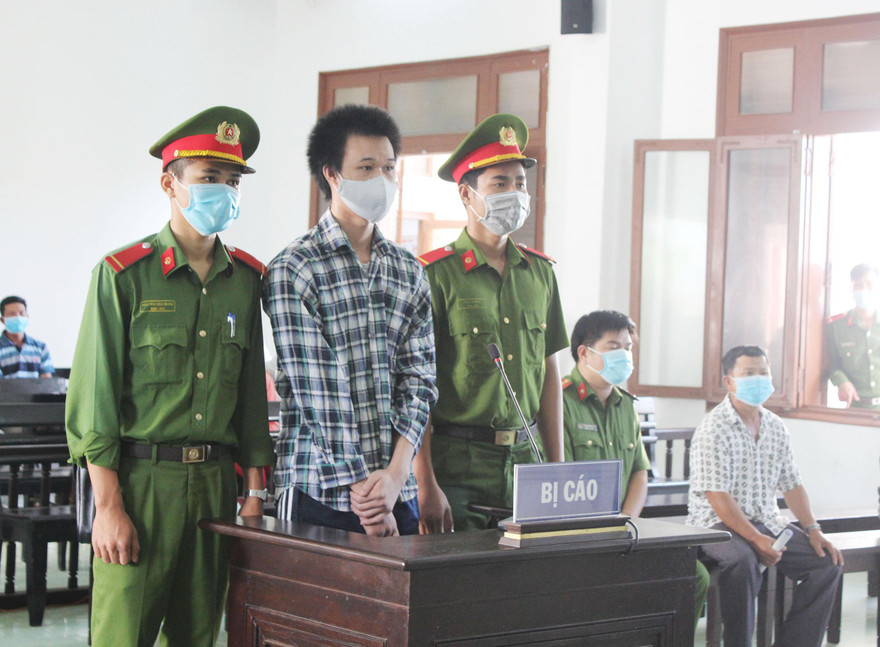 Bị cáo Phạm Kim Phê nghe tòa tuyên án - ảnh Văn Tài 