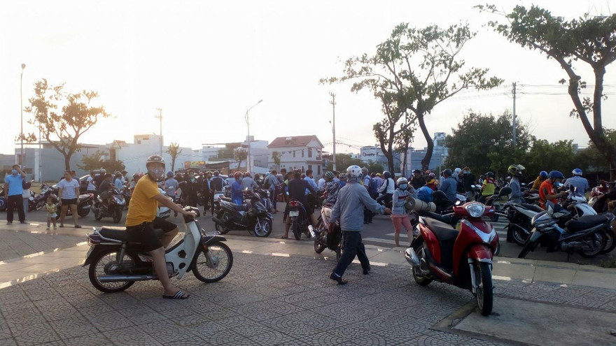 Rất đông CĐV đến SVĐ Hòa Xuân “săn” vé xem cuộc đối đầu giữa SHB Đà Nẵng và HAGL vào chiều mai 8/4. Ảnh: Trần Trí 