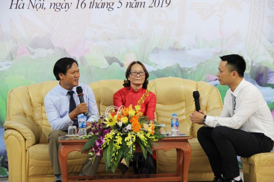 Thầy giáo Trần Văn Toản (bên trái) đạt giải nhất cuộc thi viết “Những tấm gương tâm huyết, sáng tạo học và làm theo lời Bác” lần thứ II, năm học 2018-2019 do Báo Giáo dục và Thời đại phối hợp với Công đoàn Giáo dục Việt Nam (Bộ GD&ĐT) tổ chức, đang giao lưu với nhân vật trong bài viết của mình - ảnh báo L.Đ