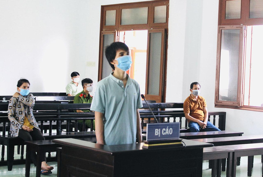 Bị cáo Ngô Công Trứ nghe tòa tuyên án - ảnh Huyền Oanh