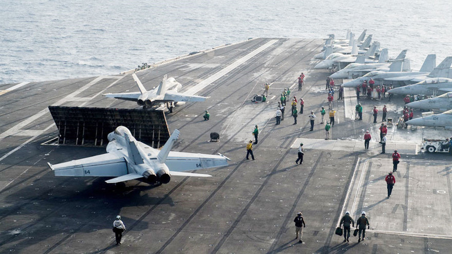 Đoàn liên ngành Việt Nam tìm hiểu tàu sân bay Mỹ