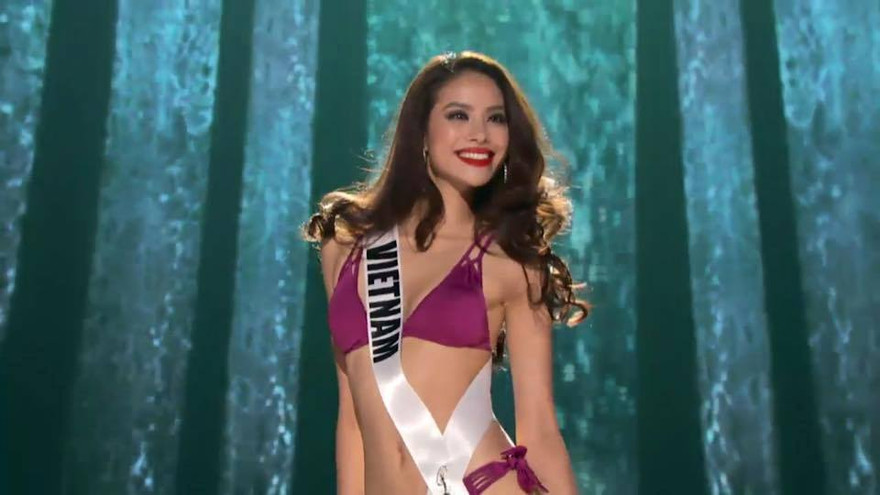 Phạm Hương trình diễn bikini trong đêm bán kết.