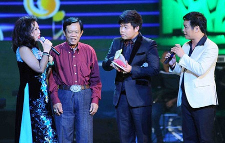 Nhạc sĩ Vinh Sử (áo đỏ) trong một show diễn.