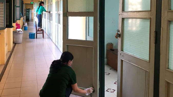 Các thầy cô trường THPT chuyên Trần Đại Nghĩa, TP.HCM lau dọn phòng học.