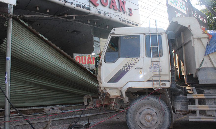 Chiếc xe ben đâm sập phần trước hai căn nhà.