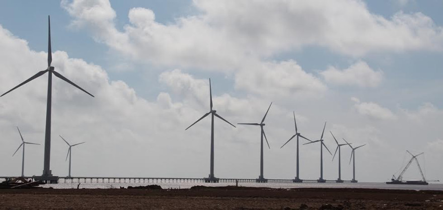 Các trụ tua bin điện gió ven biển Bạc Liêu.