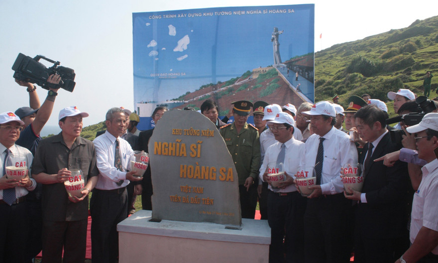 Nghi thức đặt viên đá đầu tiên xây dựng khu tượng niệm.