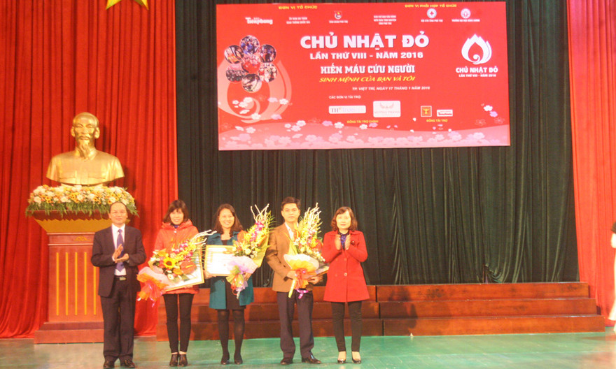 Phó Chủ tịch UBND tỉnh Phú Thọ Hà Kế San trao giấy khen cho những tập thể có nhiều đóng góp trong phong trào hiến máu tình nguyện và động viên những người hiến máu tình nguyện. 