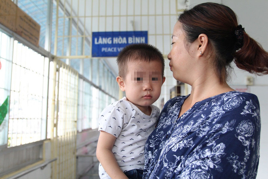 Bé trai luôn miệng nói nhớ mẹ và muốn về với mẹ (ẢNH: ĐỨC TIẾN)