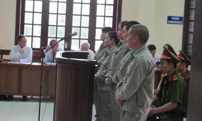 Các bị cáo xin hoãn toà vì thiếu người có liên quan.