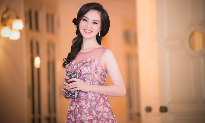 Á hậu Thụy Vân xinh như công chúa với váy ren hồng