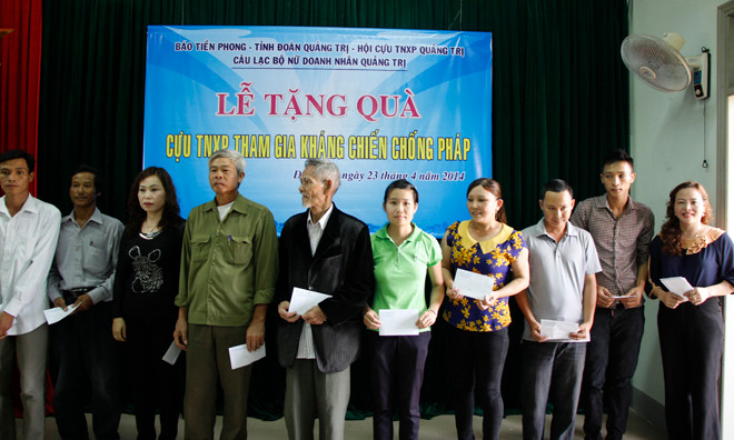 Trao quà cho cựu TNXP chống Pháp ở Quảng Trị