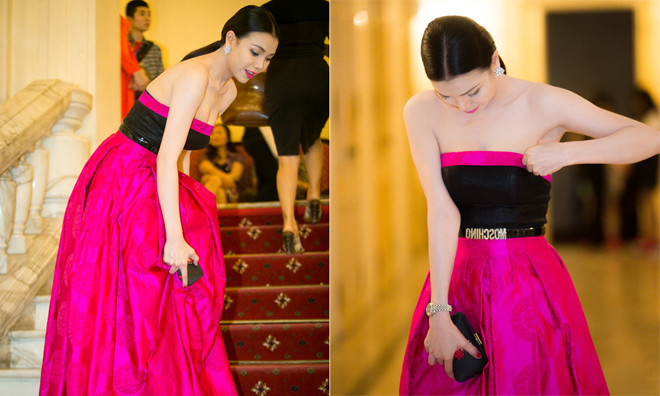Mặc váy trễ ngực, Trà Ngọc Hằng gặp sự cố