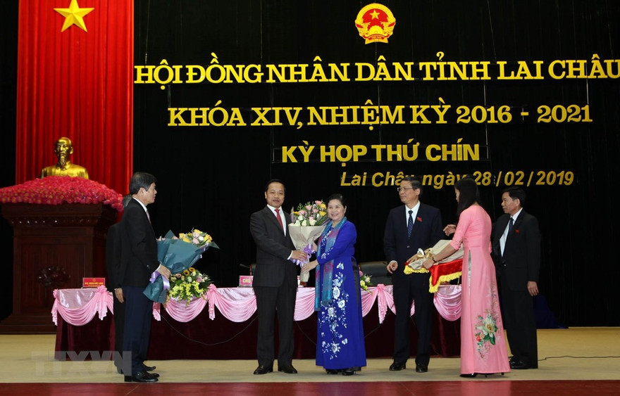 Bí Thư Tỉnh ủy tỉnh Lai Châu, bà Giàng Páo Mỷ tặng hoa chức mừng Tân Chủ tịch Ủy ban Nhân dân tỉnh Lai Châu ông Trần Tiến Dũng. (Ảnh: Quý Trung/TTXVN)