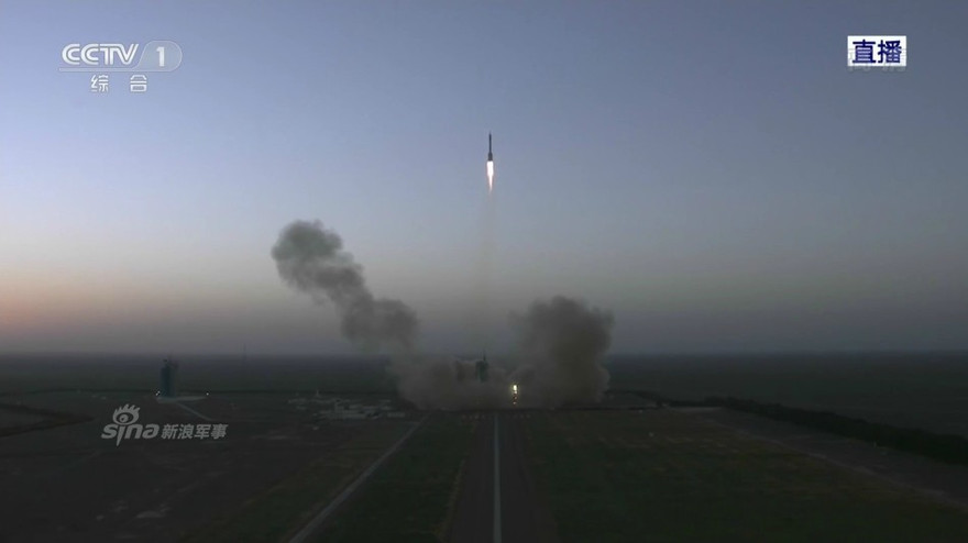 [ẢNH] Khoảnh khắc tàu vũ trụ Thần Châu 11 rời bệ phóng