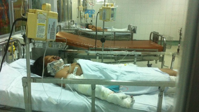 Bé L. đang được theo dõi hồi sức cấp cứu tại khoa bỏng tạo hình Bệnh viện Nhi đồng 1. Ảnh: Quốc Ngọc