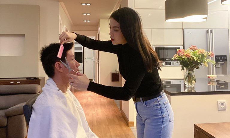 Diễm Trang trổ tài cắt tóc cho ông xã. 