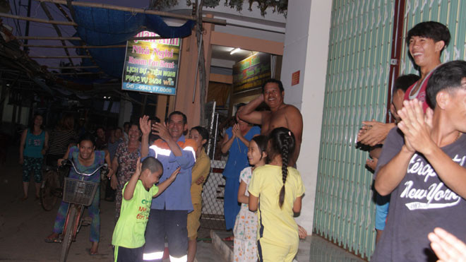 Người dân xã đảo Sơn Hải reo mừng trong thời khắc đóng điện.