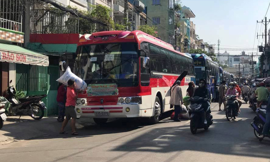 Người dân vác đồ lên xe về quê ăn Tết.