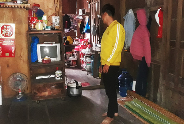 Nguyễn Văn Phương Nam chỉ nơi xâm hại bạn học. Ảnh: Đại Hiệp.