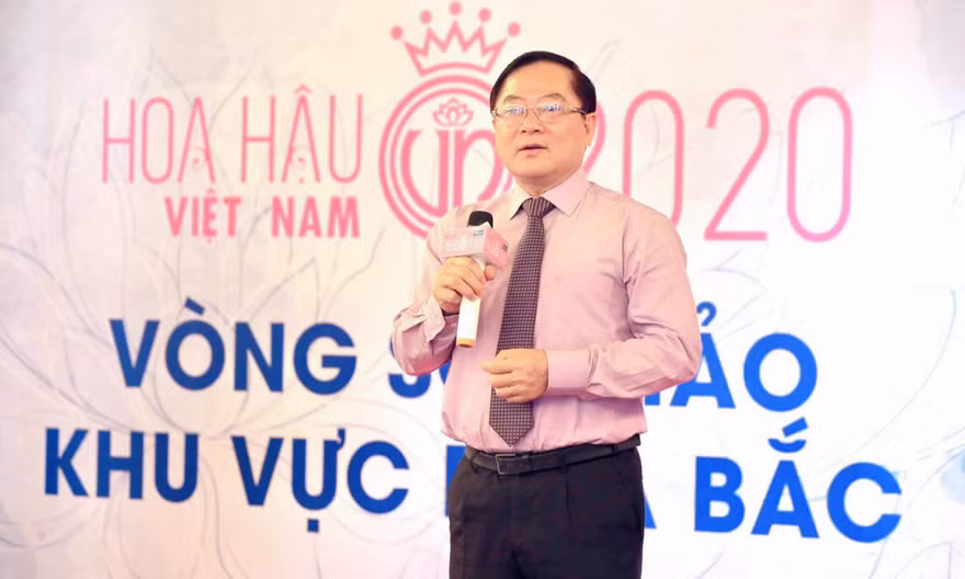 Nhà báo Lê Xuân Sơn – Tổng biên tập báo Tiền Phong, Trưởng BTC cuộc thi Hoa hậu Việt Nam 2020 chia sẻ tại buổi sơ khảo phía Bắc. Ảnh: Trọng Tài