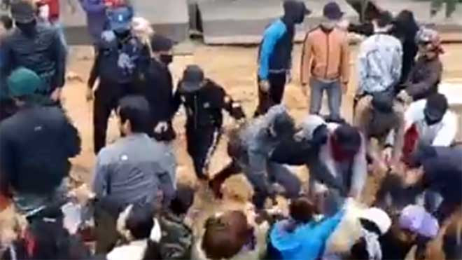 Nhóm đối tượng gần 30 người bịt kín mặt được nhà thầu thuê vào dọa nạt, ngăn cản người dân 