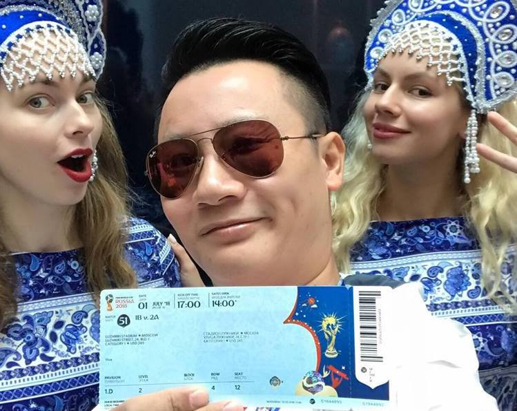 Hoàng Bách chụp cùng các cô gái Nga 