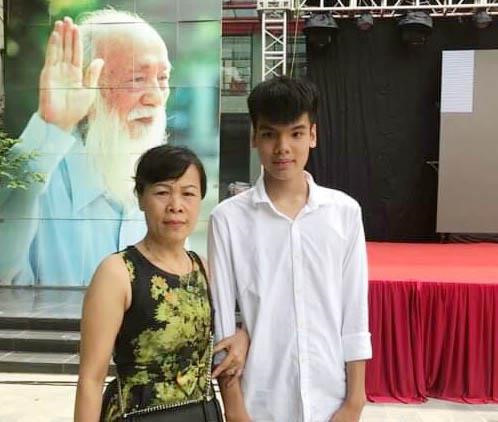 Người thân đưa Đức Anh nhập học trường Lương Thế Vinh ngày 16/6. Ảnh: Triệu Vương. 