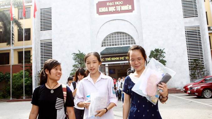 Thí sinh sau giờ thi môn Vật lí tại trường Đại học Khoa học Tự nhiên (Đại học Quốc gia Hà Nội). Ảnh: Như Ý