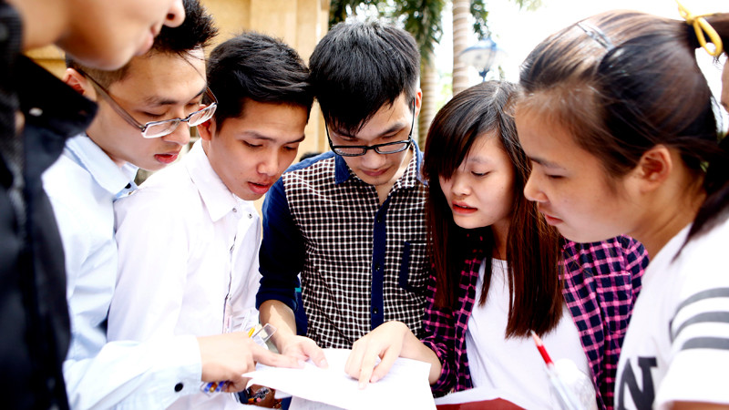 Thí sinh sau giờ thi môn Toán sáng 4/7. Ảnh: Như Ý