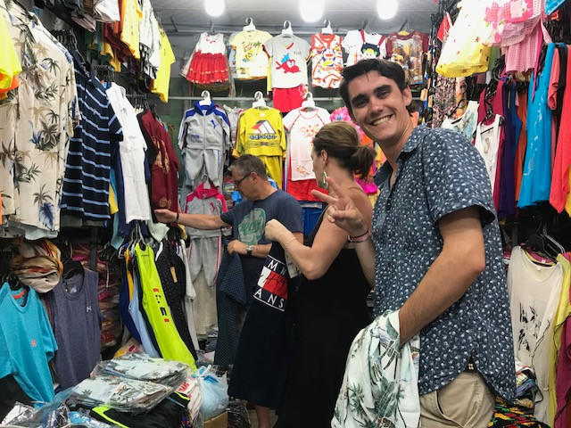 Du khách thích thú mua sắm ở chợ đêm Nha Trang