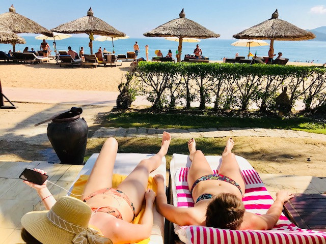 Khách Tây chen chân tắm nắng ở biển Nha Trang