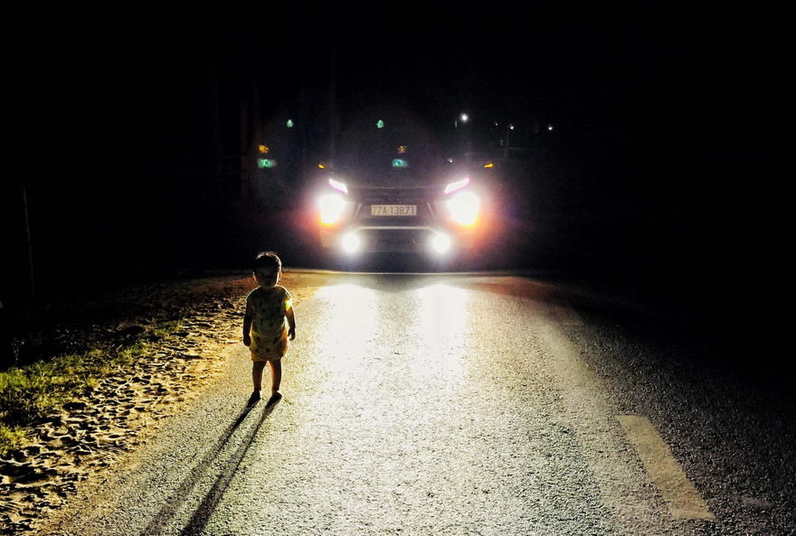 Cháu bé 2 tuổi lang thang giữa đêm tối. Ảnh: NVCC