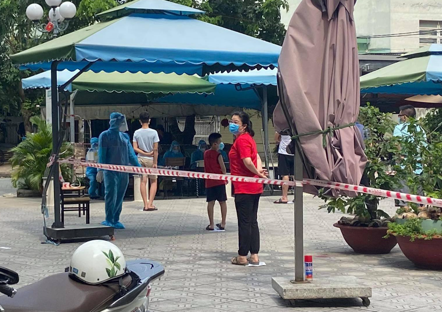 Ghi nhận tại con hẻm vào nơi sinh hoạt của Hội thánh truyền giáo Phục Hưng, lực lượng Công an, dân quân đang túc trực 24/24h để kiểm soát người dân ra vào khu vực này.